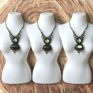 Collier en macramé à double pierre avec pendentif fleur, grand bijou en acier inoxydable à effet vert, HARI OM CREATIONS - Product Image 1