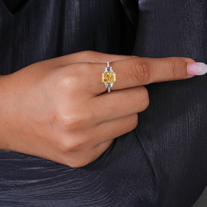Bague de fiançailles fantaisie en diamant de laboratoire jaune taille émeraude à trois pierres, diamants latéraux trapézoïdaux blancs, bande pavée bicolore - Product Image 6