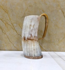 Mug en corne d'Afrique naturelle de haute qualité avec base en bois et poignée pour les boissons de fête - Product Image 6
