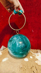 กระเป๋าคลัทช์ทรงกลมเรซิ่นสีเขียวอมฟ้า งานแฮนด์เมด พร้อมห่วงจับสีทอง หรูหรา เหมาะสำหรับงานกลางคืน งานปาร์ตี้ และงานแต่งงานสำหรับผู้หญิง - Product Image 3