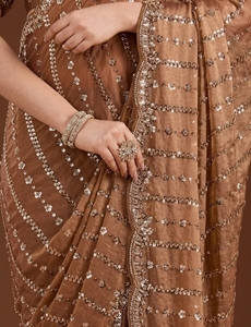 Sari en organza de designer Bollywood pour femme KV, brodé et orné, infroissable, pour l'automne, avec chemisier non cousu (marron) - Product Image 6