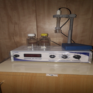 เครื่องวัดค่า pH ดิจิตอล MAYALAB พร้อมหน้าจอ LCD ปุ่มปรับค่าการสอบเทียบ ความแม่นยำ 0.01 โครงสร้างโลหะ รับประกัน 1 ปี สำหรับใช้ในห้องปฏิบัติการ - Product Image 1