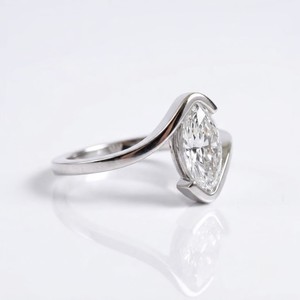Bague de fiançailles de luxe en moissanite taille marquise, en argent 925, sertie par tension, style classique pour femme, bijoux à porter tous les jours - Product Image 5