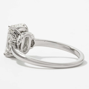 Bague de fiançailles de créateur en or blanc 4K avec trois diamants de 3,00 carats taille émeraude VVS+ cultivés en laboratoire, sertis à griffes, certifiée IGI - Product Image 6
