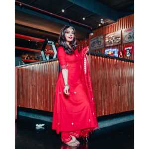 Ensemble de costume pour femme en mousseline de rayonne rouge taille XS, lumineux et élégant - Product Image 2