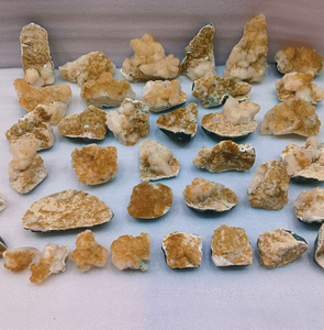 แคลไซต์สีเหลืองธรรมชาติพร้อมแร่สติลบิท ชุดคริสตัลพรีเมียมสำหรับตั้งโชว์ สะสม ตกแต่ง และเป็นของขวัญเพื่อสุขภาพ - Product Image 1