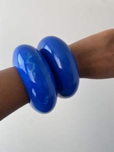 Bracelet large et épais en résine rayée bleu et blanc de haute qualité pour femme, accessoire de mode pour le quotidien - Product Image 2