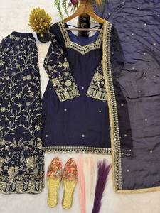 Ensemble de robe indienne pakistanaise en soie bleu marine brodée avec dupatta et chaussures assorties pour les occasions de mariage - Product Image 2