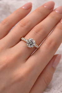 Bague de fiançailles en diamant de laboratoire taille brillant rond, monture à griffes en or jaune avec diamants latéraux, élégante bague de mariage pour femme - Product Image 4