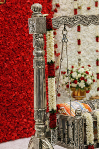 Elegante Cuna Profesional de Madera de Teca para Bodas, Namkaran, Vidhi, Ceremonia de Bautismo, Palna, Decoración para Eventos del Sur de la India, Reino Unido - Product Image 3