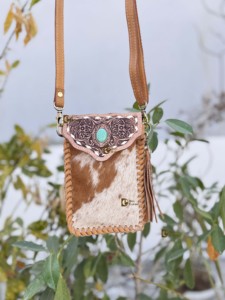 Bolso de cuero con grabado artesanal y piedra turquesa, tamaño pequeño, para teléfono, con piel de vacuno con pelo, tipo cartera de muñeca - Product Image 3