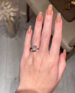Bague de fiançailles pour femme avec diamant de laboratoire taille coussin allongé de 4,00 carats |   Bague de mariage solitaire halo caché en or pour anniversaire - Product Image 2