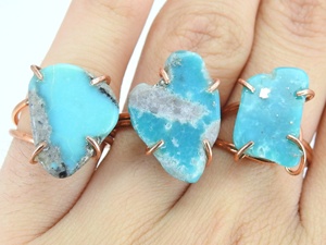 Bague ajustable en cuivre plaqué or 14 carats avec pierre brute de turquoise naturelle polie d'Arizona, style décontracté/sportif, tendance - Product Image 5