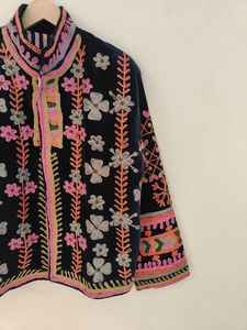 Veste en velours bleu brodée à la main Suzani pour femmes, style bohème vintage, veste Suzani à fleurs colorées, cadeau parfait - Product Image 4