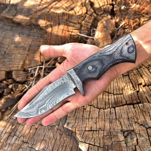 Cuchillo de Caza de Acero con Alto Contenido de Carbono de Grado Industrial UA Supplies, Hoja Fija Afilada, Punta Caída, 0.5mm de Grosor, Funda de Cuero, OEM - Product Image 1