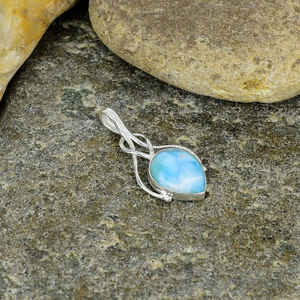 Collier pendentif artisanal en argent massif 925 plaqué or avec trois pierres de Larimar, style bohème, cadeau de fiançailles pour femme - Product Image 3