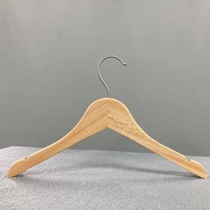 Cintres en bois écologiques pour bébé, qualité supérieure, durables, avec crochets en acier inoxydable pour vêtements de bébé - Product Image 1