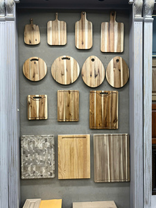 Planche à découper en bois de caoutchouc de taille moyenne avec poignée, bloc de découpe en bois massif, fabricant OEM - Product Image 6