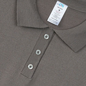 เสื้อถักไหมพรมแบบลำลอง ยูนิเซ็กส์ สีเทาอ่อนลายเฮเธอร์  ไม่ยับง่าย รับผลิตแบบ ODM OEM ผลิตจากอะคริลิก 100% แขนสั้นติดกระดุม - Product Image 6