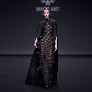 Conjuntos de Mujer a la Moda VIVIEN EMB LONG CAPE, Traje Coreano de Cupro para Mujer, Abrigo Tipo Capa para Mujer, Ropa Elegante para Ocasiones Especiales - Product Image 5