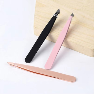 Pinzas Profesionales de Lujo para Cejas, Pinzas Inclinadas de Acero Inoxidable, Uso en Salón de Belleza, Alta Calidad, Ligeras - Product Image 1