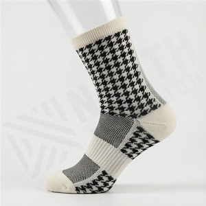 Chaussettes mi-mollet à motif pied-de-poule noir et blanc en coton, polyester et élasthanne, respirantes, pour usage quotidien décontracté, pour adulte, printemps - Product Image 3
