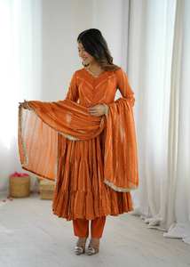 Ensemble de soirée complet pour femme : Robe longue en Chanderi à volants avec 12 mètres de jupe évasée, ornements miroir faits main, entièrement cousu, pantalon et dupatta inclus. - Product Image 5