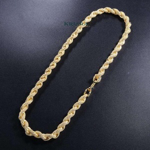 Collier chaîne cubaine plaqué or de qualité supérieure, bijoux de créateur tendance pour hommes et femmes, idéal pour le hip-hop, les mariages et le quotidien, en vente - Product Image 5