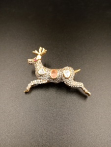 Broche con diseño de ciervo con doblet rosa y piedra polki en plata 925 para boda, joyería tradicional de aspecto lujoso. - Product Image 1