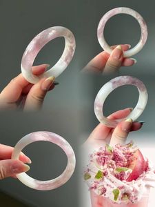 กำไลเรซิ่นทำมือสไตล์โมเดิร์น พร้อมเคลือบเงาอย่างดี ของขวัญเครื่องประดับสุดเก๋สำหรับผู้หญิงที่รักแฟชั่น - Product Image 3