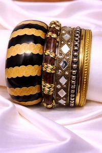 Bracelets classiques en bois, résine et métal avec un artisanat élégant fait main, accessoires de mode féminins tendance de haute qualité - Product Image 1