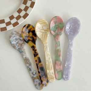 Juego de Cucharas de Resina Hechas a Mano al por Mayor con Diseño Artístico Abstracto, Utensilios Decorativos de Mango Largo para Cocina y Comedor - Product Image 1