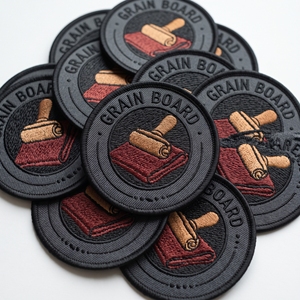 Parche bordado hexagonal personalizado al por mayor, insignia de cuero vintage con gancho, borde Merrow, emblema para ropa a granel - Product Image 5