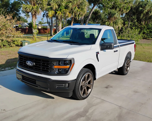 LISTO PARA CONDUCIR - USADO, VOLANTE A LA IZQUIERDA |   Ford F-150 XL FP700 Edición Bronzada 2024 con Motor Supercharged de 1700 millas de autonomía - Product Image 1