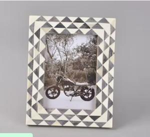 Marco de fotos de lujo hecho a mano con incrustaciones de hueso en forma de triángulo geométrico gris y blanco, elegante y moderno, para fotos de alta calidad. - Product Image 4