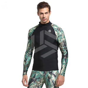 Camiseta de compresión de color liso con logo privado para hombre, ajustada, elástica, para entrenamiento, deportiva, fitness, camiseta de protección contra erupciones cutáneas para hombre - Product Image 1