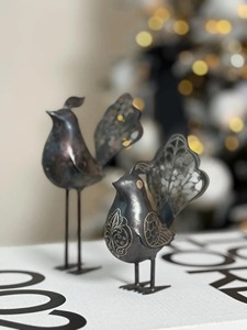 Sculpture d'oiseau en métal noir fini, artisanale, avec queue en filigrane, idéale pour une décoration de table ou d'extérieur, vente en gros depuis l'Inde - Product Image 6