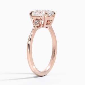Anillo de Compromiso Aria con Tres Piedras de Moissanita, Estilo Botánico, Corte Brillante, Detalles de Perlas de Agua Dulce, Plata Chapada en Oro de 14K - Product Image 4