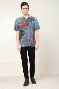 Chemise homme premium en polyester à imprimé floral multicolore, coupe classique, col chemise et manches courtes. - Product Image 6