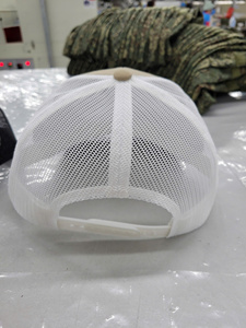 Casquette de camionneur pour adulte en maille confortable à 6 panneaux avec patch en cuir personnalisé, fabriquée en usine au Vietnam, style décontracté pour la pêche - Product Image 6