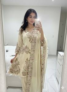 ชุดเสื้อผ้าไหมแฟนดี้ปักลายดีไซเนอร์พร้อมงานประดับเลื่อม  ประกอบด้วยเสื้อ กางเกง และผ้าคลุมไหล่  ตัดเย็บสำเร็จพร้อมสวมใส่ - Product Image 2
