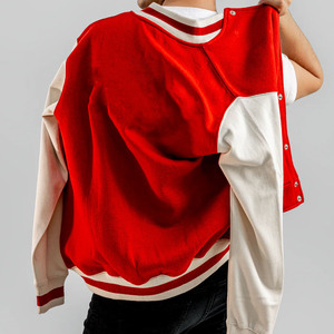 Chaqueta Varsity Unisex Roja y Blanca con Revestimiento, Resistente al Viento, Transpirable, Informal, para Otoño, con Logotipo Frontal con Impresión por Transferencia de Calor, Corte Regular - Product Image 6
