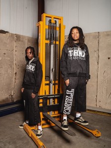 Conjunto de chándal de felpa negra con estampado de grafiti personalizado de último diseño, sudadera con capucha y pantalones de chándal de felpa gruesa de dos piezas - Product Image 3