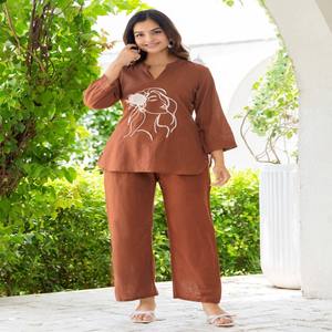 Conjunto de Kurta y Pantalón Bordado Marrón VASTRA COTTAGE con Mangas Tres Cuartos, Elegante Traje Étnico para Mujer - Product Image 5