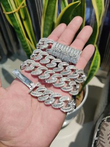 สร้อยคอคิวบันลิงค์แบบ Iced Out สำหรับผู้ชาย สไตล์ฮิปฮอป ประดับเพชรโมอิสซาไนต์ทรงบาแกตต์ ชุบโรเดียม เงินแท้ 925  แบบ Channel Setting - Product Image 4