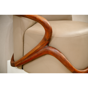 Sillón de Diseño Moderno y Lujoso, Tapizado en Cuero, Estructura de Madera de Nogal con Reposabrazos de Madera Maciza para Sala de Estar u Hotel, Modelo PISANO - Product Image 3