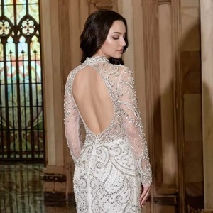 Robe de soirée sirène argentée richement ornée de perles, de cristaux et de paillettes de haute qualité, à manches courtes, dos nu, en tulle, pour bal de promo et soirées formelles - Product Image 2