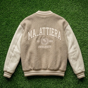 Chaqueta Beige Letterman para Hombre, Cuerpo de Forro Polar, Mangas de Cuero Crema, Chaqueta Bomber Bordada, Personalizada OEM ODM - Product Image 5