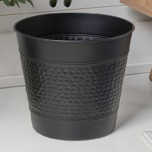 ถังขยะโลหะสีดำทันสมัยสำหรับบ้าน ถังขยะเหล็กแบบนูนลายสำหรับสำนักงาน ถังขยะตกแต่งภายในบ้าน ทรงกลมเรียบง่าย - Product Image 1