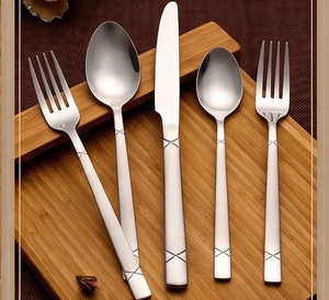 Ensemble de couverts à manche géométrique en acier inoxydable poli miroir, idéal pour les restaurants, les dîners et les hôtels - Product Image 1